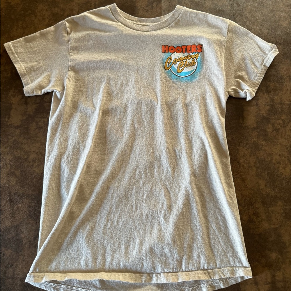 Men’s Size Small Hooters Ripple Junction Graphic Tee